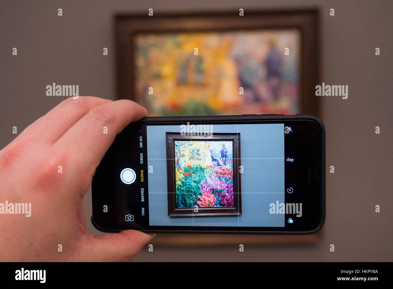 Visiteur photographier la peinture , Jardin fleuri avec des chiffres par Emil Nolde, au nouveau Musée Barberini à Potsdam en Allemagne Banque D'Images