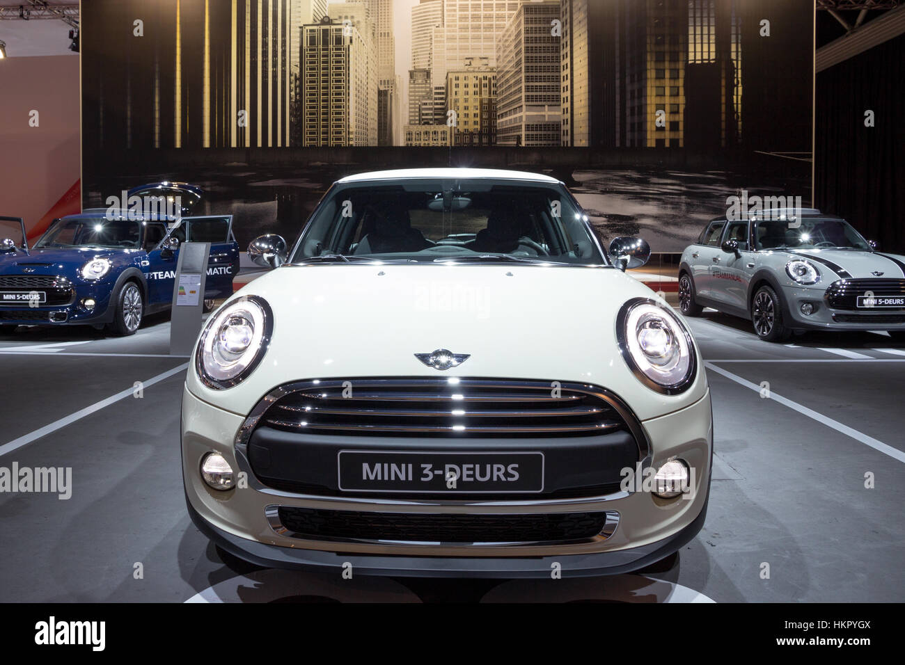 AMSTERDAM - 16 avril 2015 : Trois Mini Cooper porte à l'AutoRAI 2015. Banque D'Images