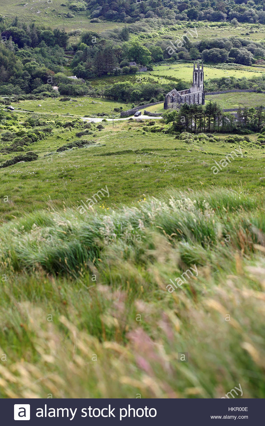 Une vue de la campagne irlandaise, dans le nord-ouest de l'île, où une église et le lac peut être vu dans la distance Banque D'Images