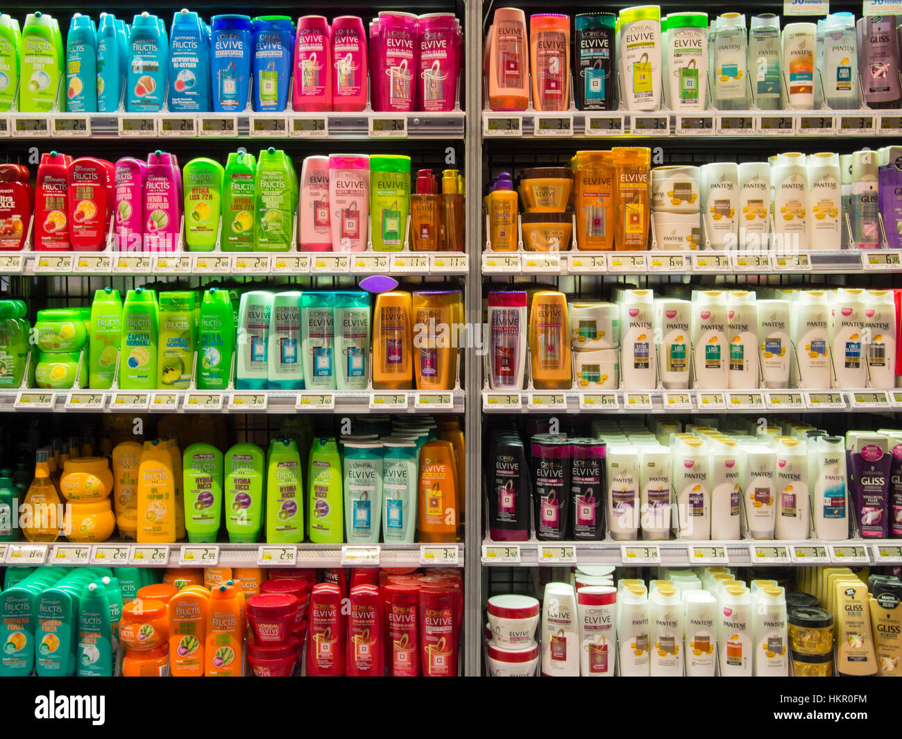Options shampoing au Carrefour Market les allées et payer salon à Crémone,  Italie Photo Stock - Alamy