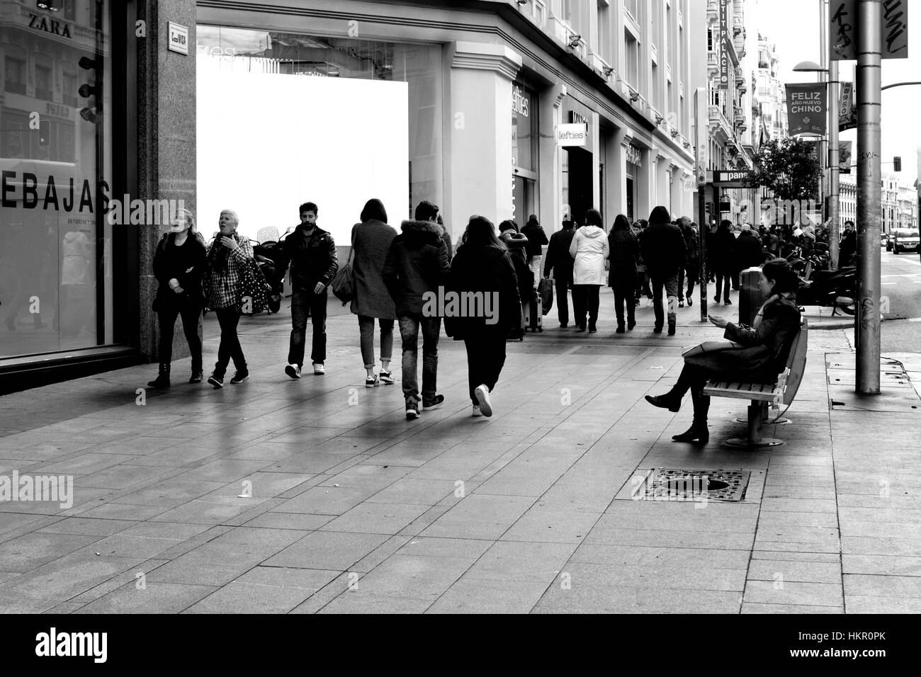 Le noir et blanc de piétons dans la Gran Via, Madrid (2017) Banque D'Images
