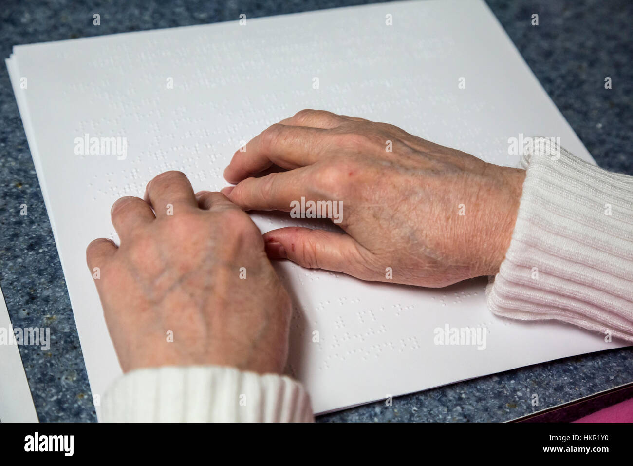 Louisville, Kentucky - un relecteur aveugle à l'American Printing House for the Blind, qui imprime les livres en braille. Banque D'Images