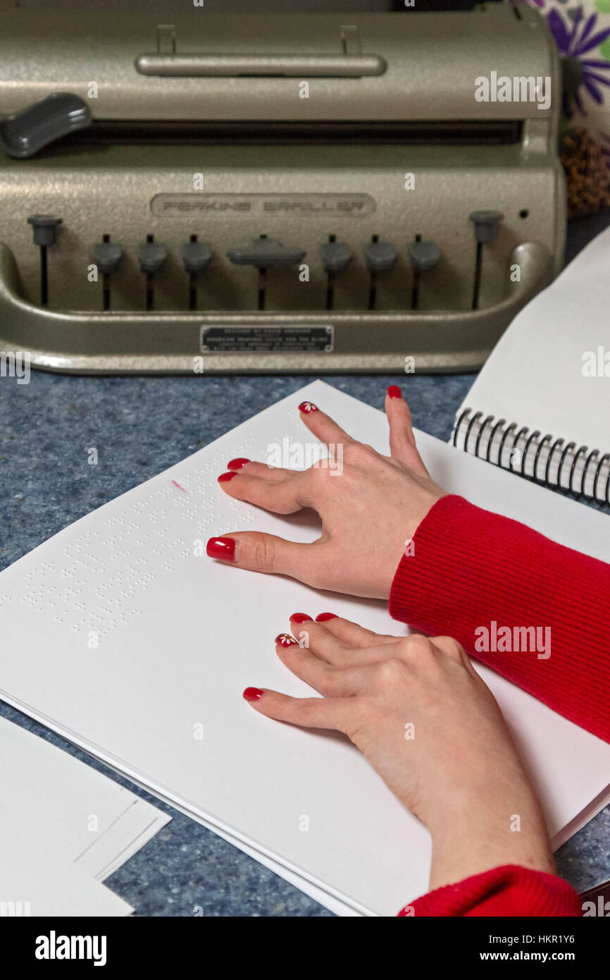 Louisville, Kentucky - un relecteur aveugle à l'American Printing House for the Blind, qui imprime les livres en braille. Banque D'Images