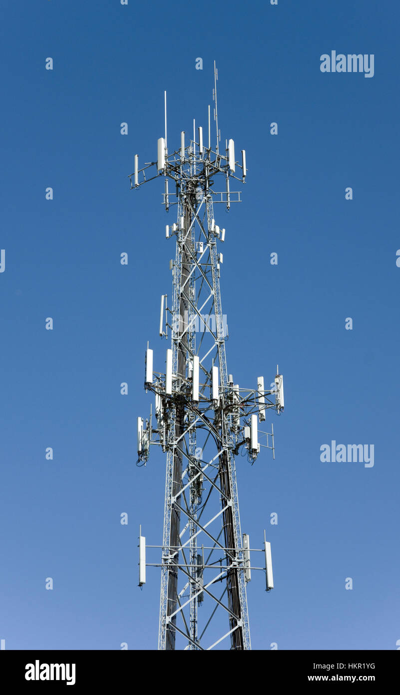Tour de communications avec divers portable et antennes à ondes courtes Banque D'Images