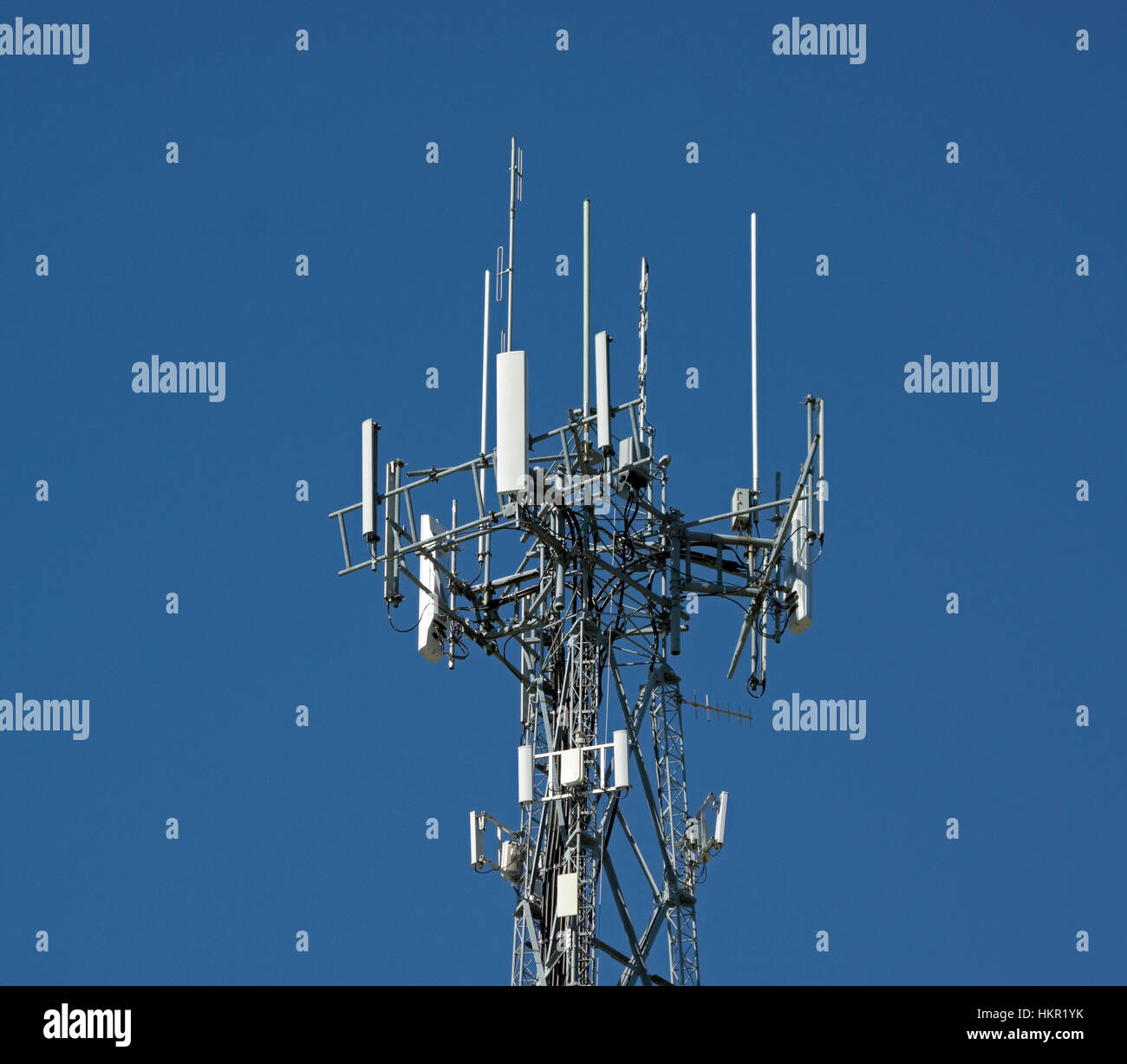 Haut de la tour de communication avec divers portable et antennes à ondes courtes Banque D'Images