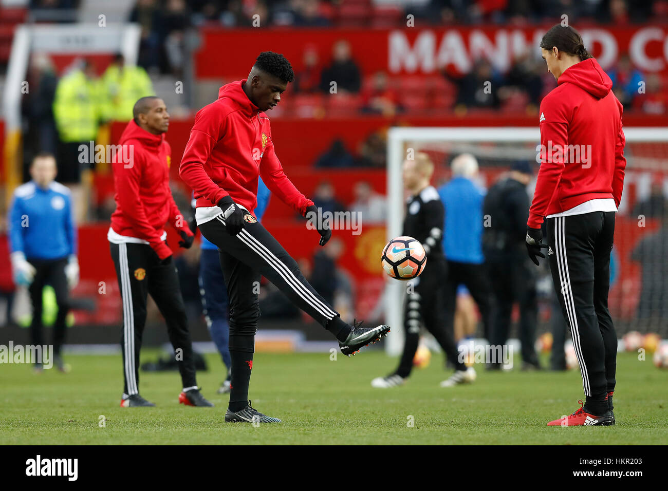 Tuanzebe Axel Manchester United (à gauche) se réchauffe aux côtés de Zlatan Ibrahimovic Manchester United, avant de l'unis en FA Cup, quatrième match à Old Trafford, Manchester. Banque D'Images