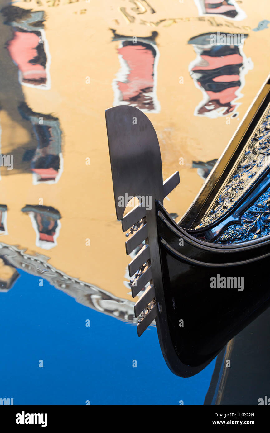 Gondola détail dans la lumière du soleil d'Or avec reflets du bâtiment dans l'eau à Venise, Italie en janvier Banque D'Images
