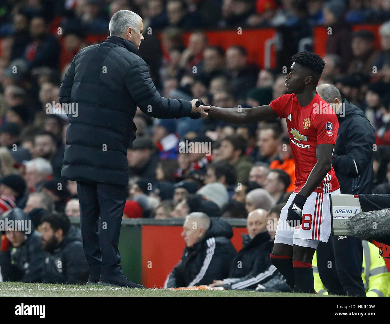 Manchester United manager Jose Mourinho (gauche) donne des instructions à Manchester United, Axel Tuanzebe avant de venir sur comme un substitut au cours de l'Emirates en FA Cup, quatrième match à Old Trafford, Manchester. Banque D'Images