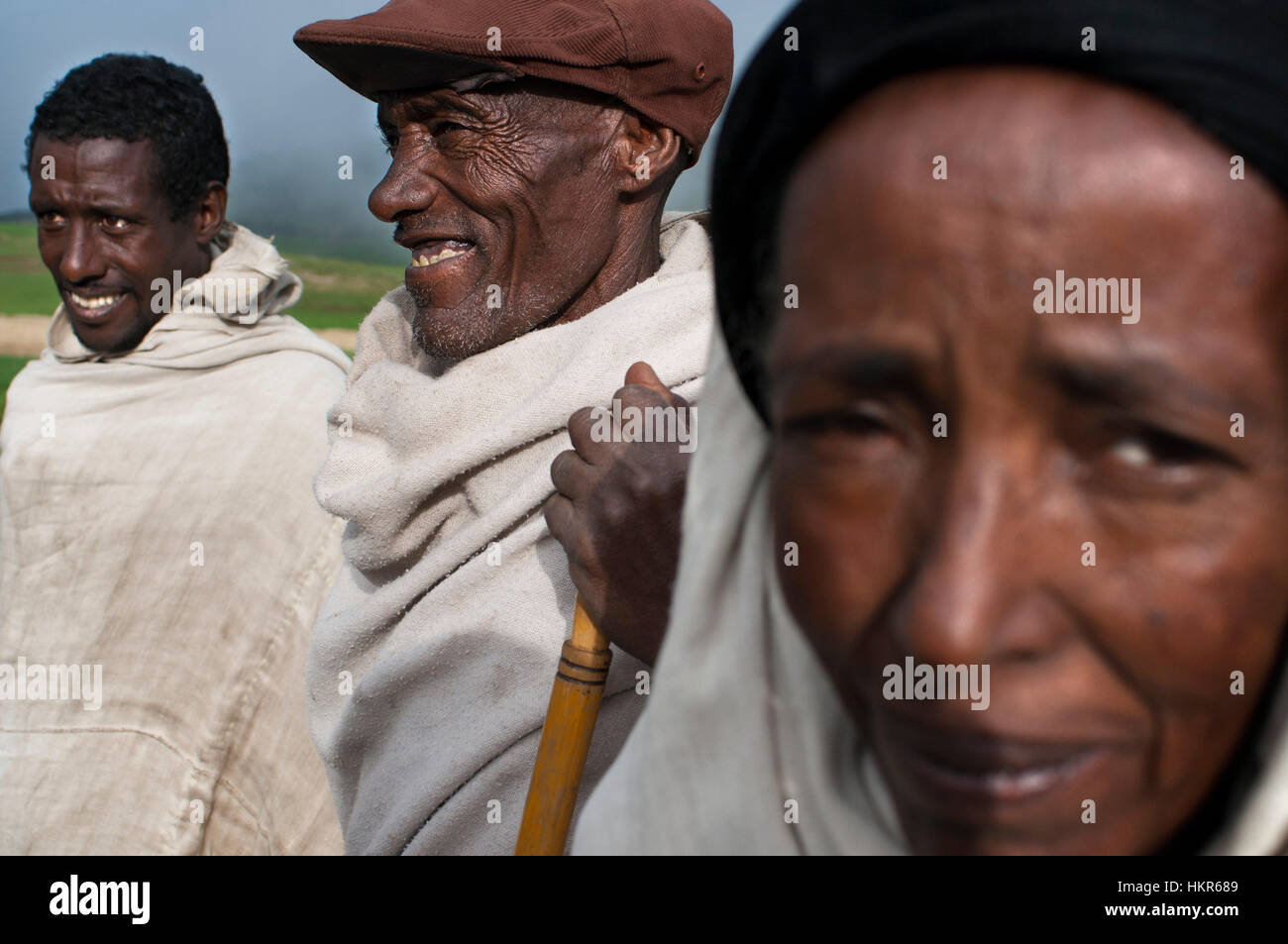 Route entre New York et Gashena menant de Mekele à Lalibela Portrait d'une famille d'éthiopiens sur le tronçon de route entre Dilb et Gashena l Banque D'Images