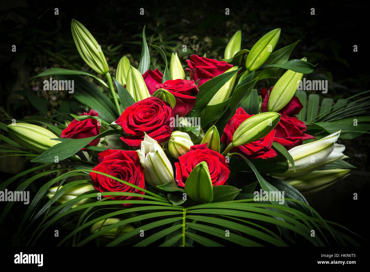 Roses rouges, des lys et des fleurs de palmier Banque D'Images