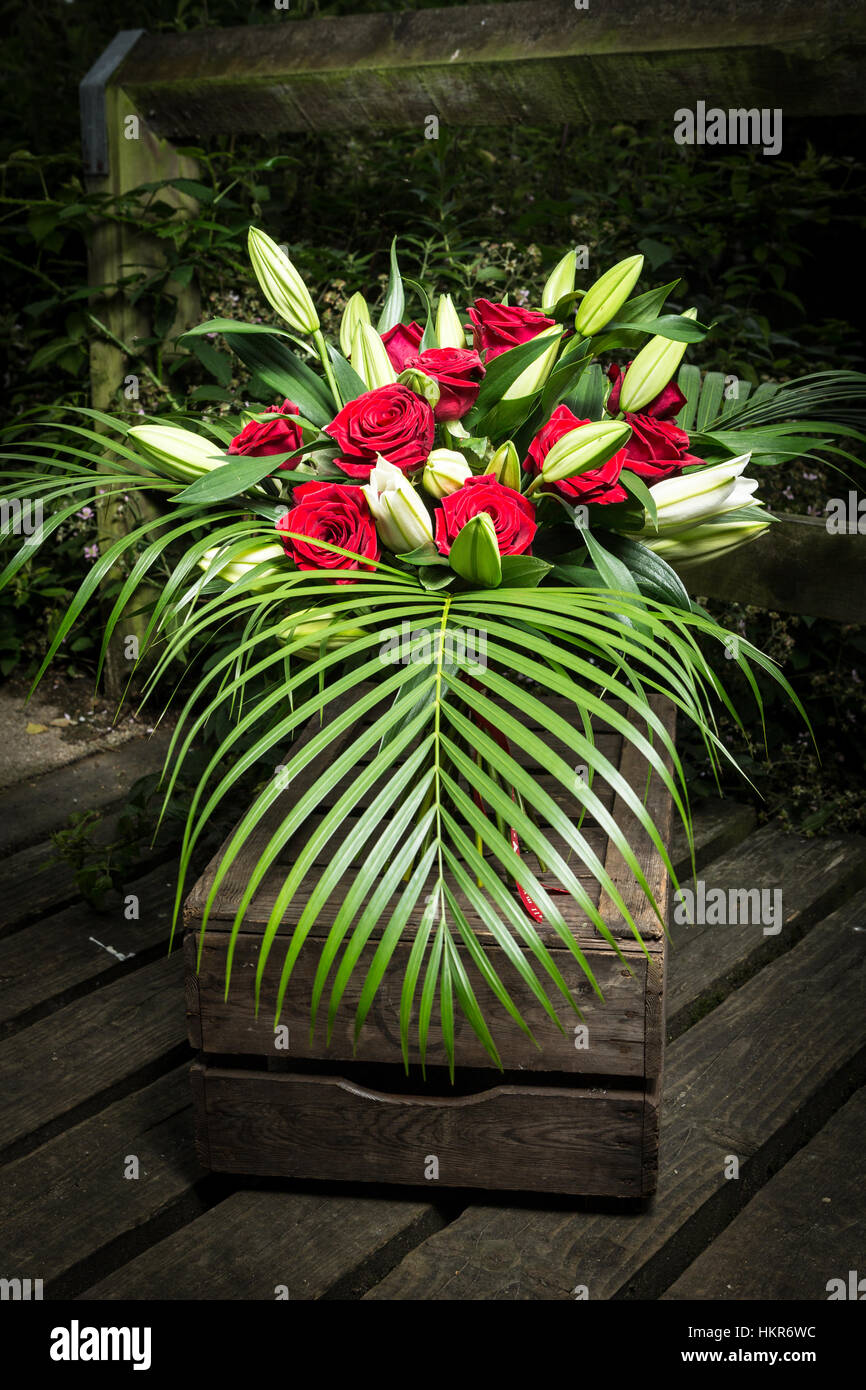Roses rouges, des lys et des fleurs de palmier Banque D'Images
