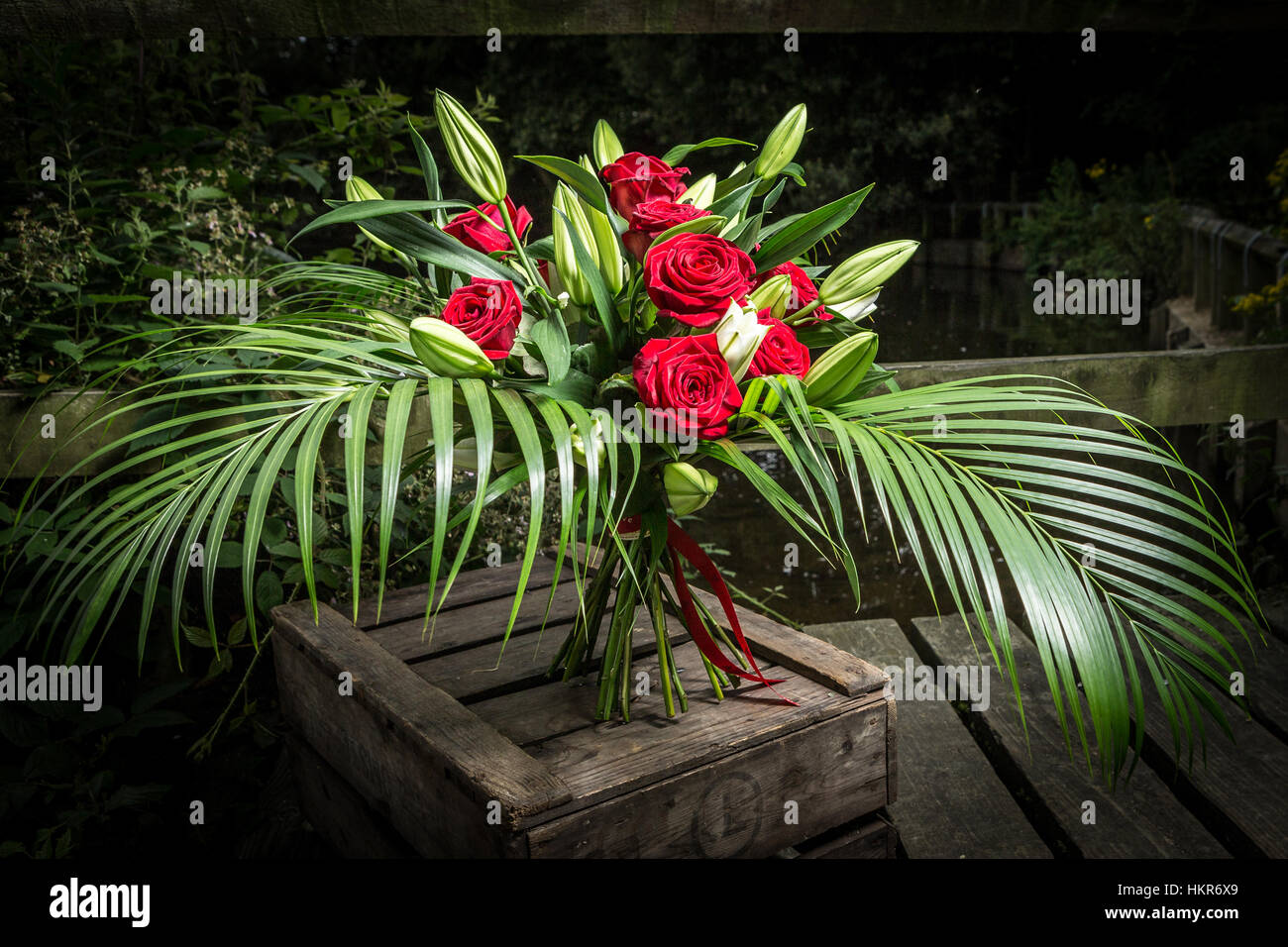 Roses rouges, des lys et des fleurs de palmier Banque D'Images