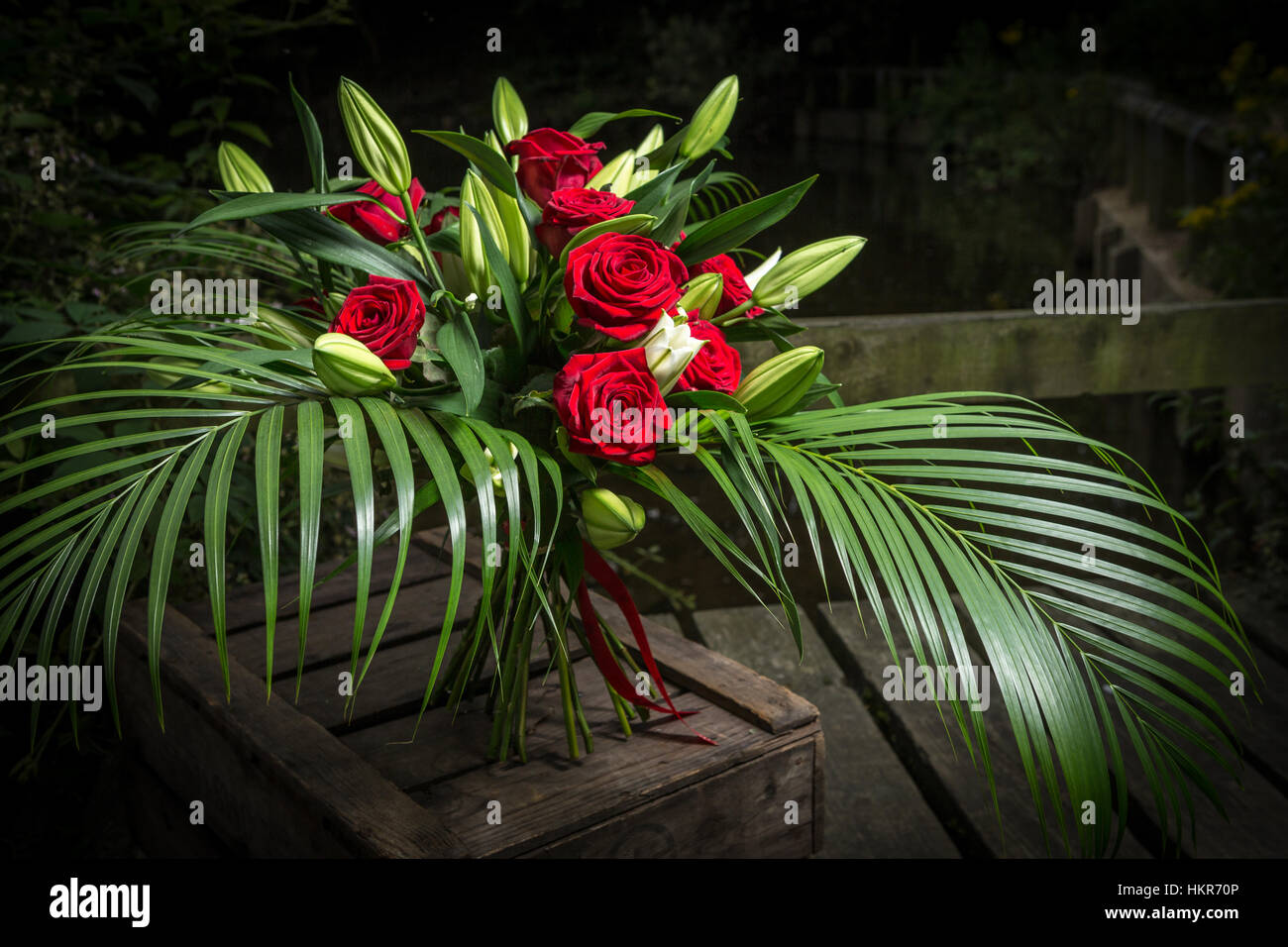 Roses rouges, des lys et des fleurs de palmier Banque D'Images
