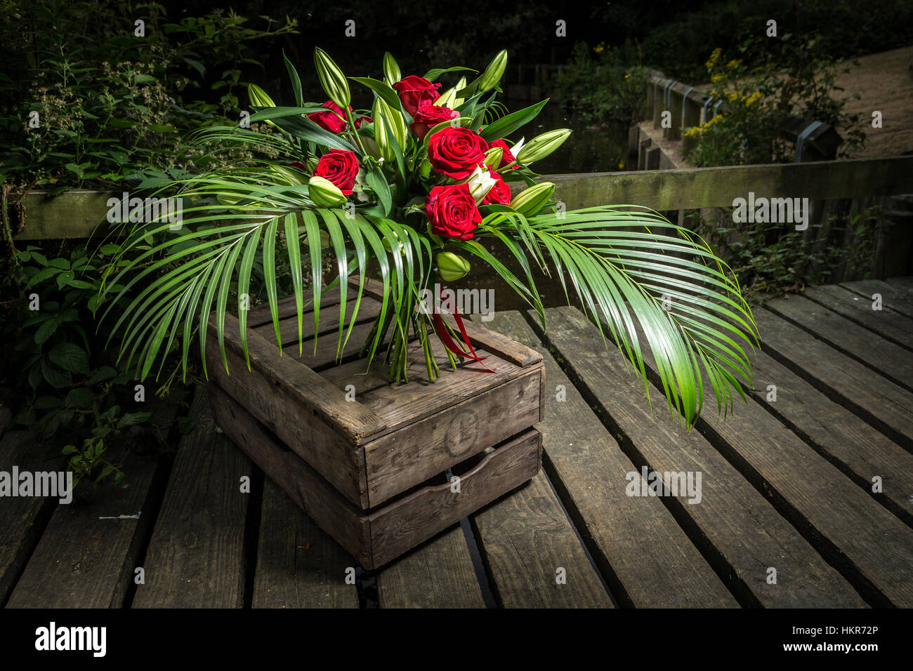 Roses rouges, des lys et des fleurs de palmier Banque D'Images