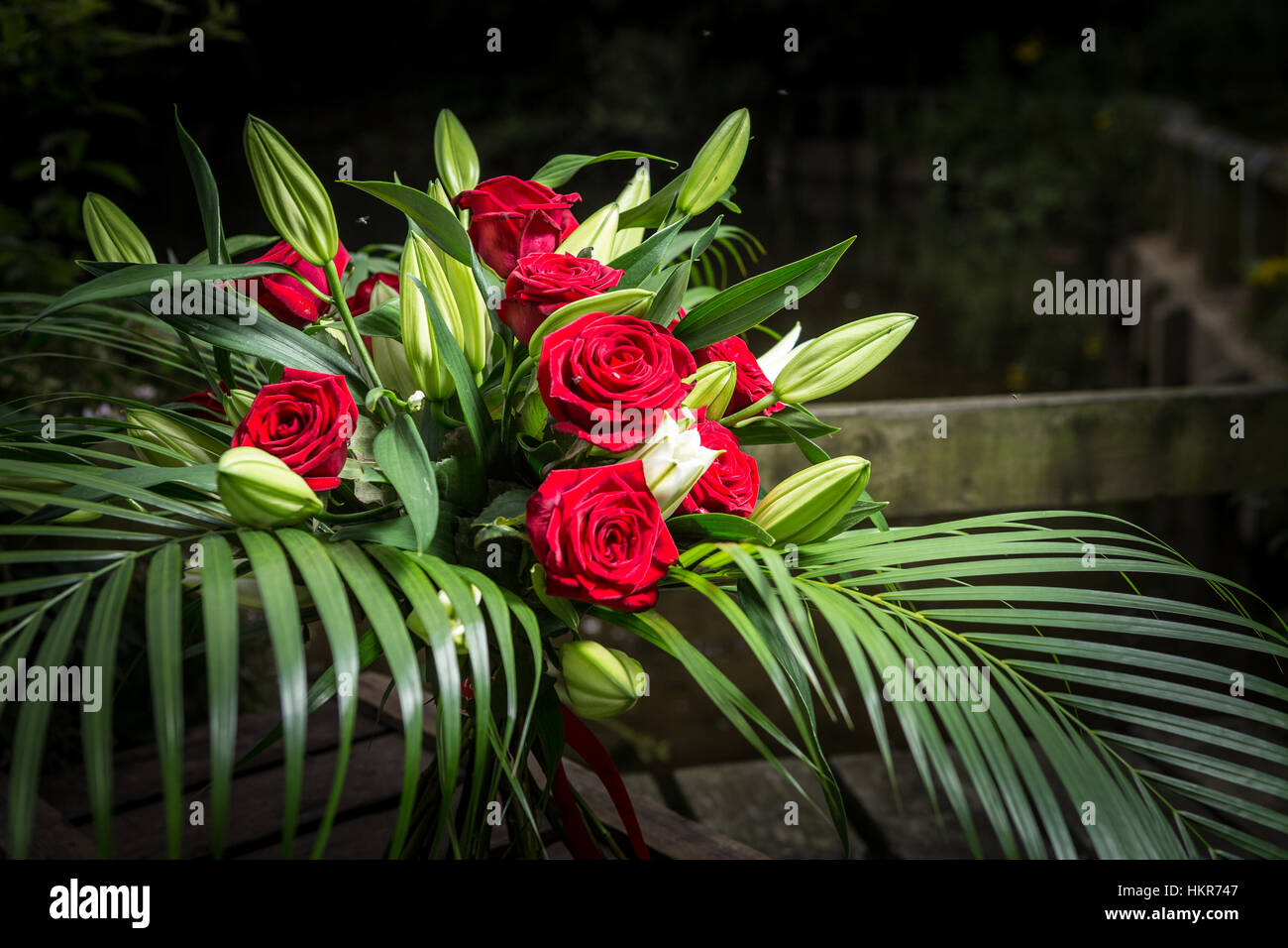 Roses rouges, des lys et des fleurs de palmier Banque D'Images