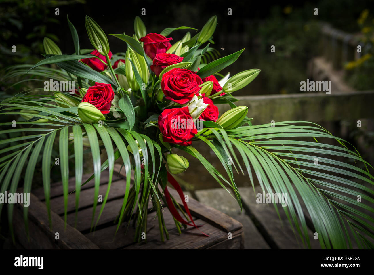 Roses rouges, des lys et des fleurs de palmier Banque D'Images