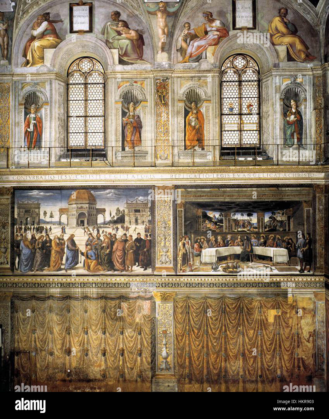 Le plafond de la Chapelle Sixtine, peint par Michel-Ange, un artiste italien de la Renaissance, comprend des scènes de la Genèse, telles que la Création d'Adam, dans une série de fresques considérée comme l'une des œuvres d'art les plus importantes de l'histoire de l'art occidental, située dans la Cité du Vatican. Banque D'Images