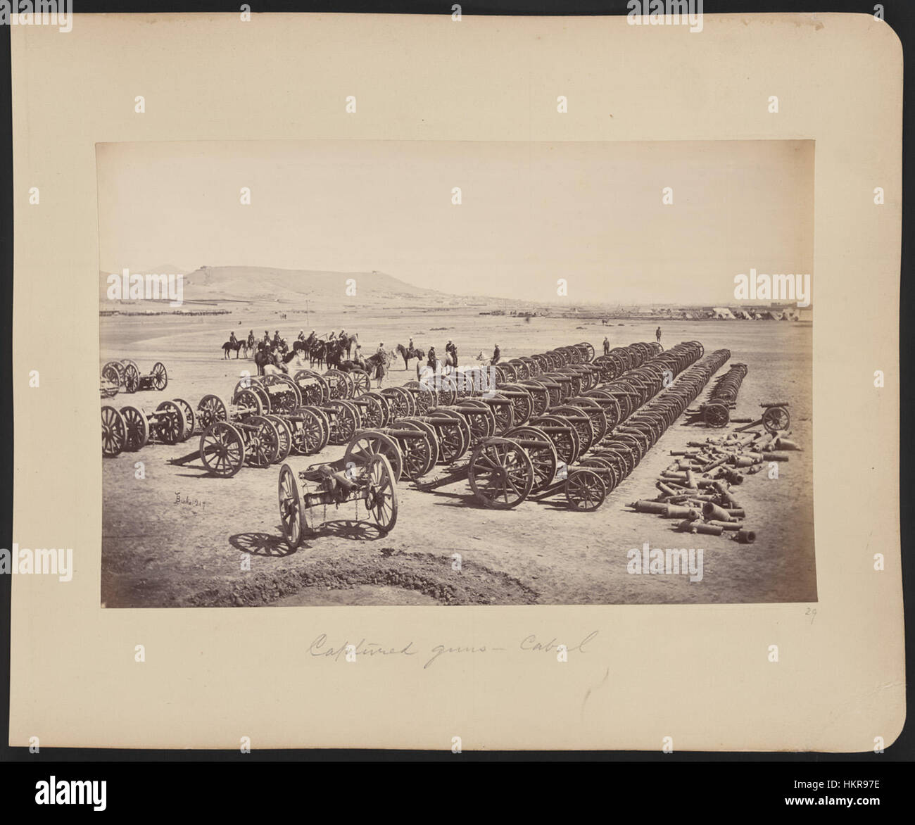 Cette œuvre d'art intitulée « armes capturées » représente la scène militaire de Kaboul, illustrant les armes capturées au cours d'un moment important de l'histoire de la région. La pièce est enracinée dans le contexte de la guerre du XIXe siècle. Banque D'Images