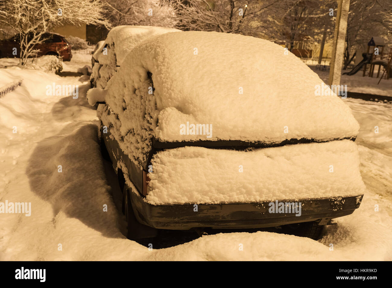 Voiture couverte de neige dans la soirée Banque D'Images