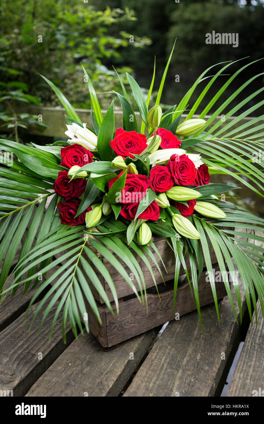 Roses rouges, des lys et des fleurs de palmier Banque D'Images