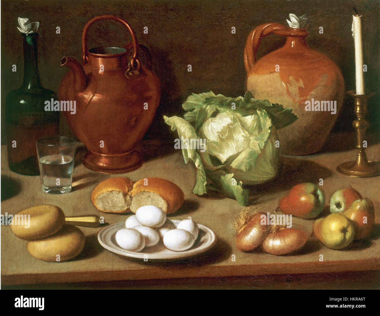 La peinture de nature morte de Carlo Magini présente une composition soigneusement arrangée d’œufs, de chou et d’un chandelier. La pièce reflète la tradition italienne du XVIIe siècle qui consiste à représenter des objets du quotidien avec réalisme et richesse des détails. Banque D'Images