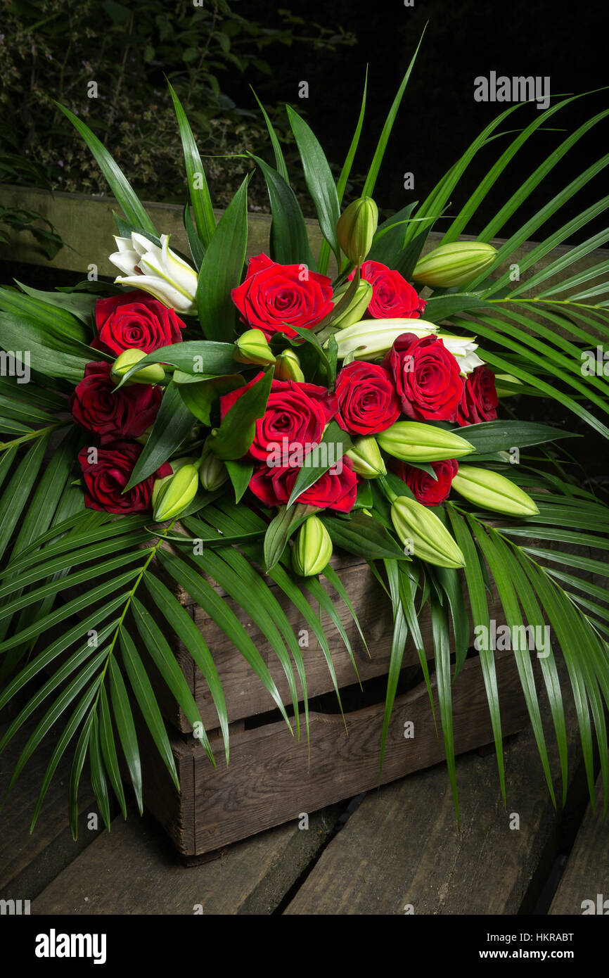 Roses rouges, des lys et des fleurs de palmier Banque D'Images