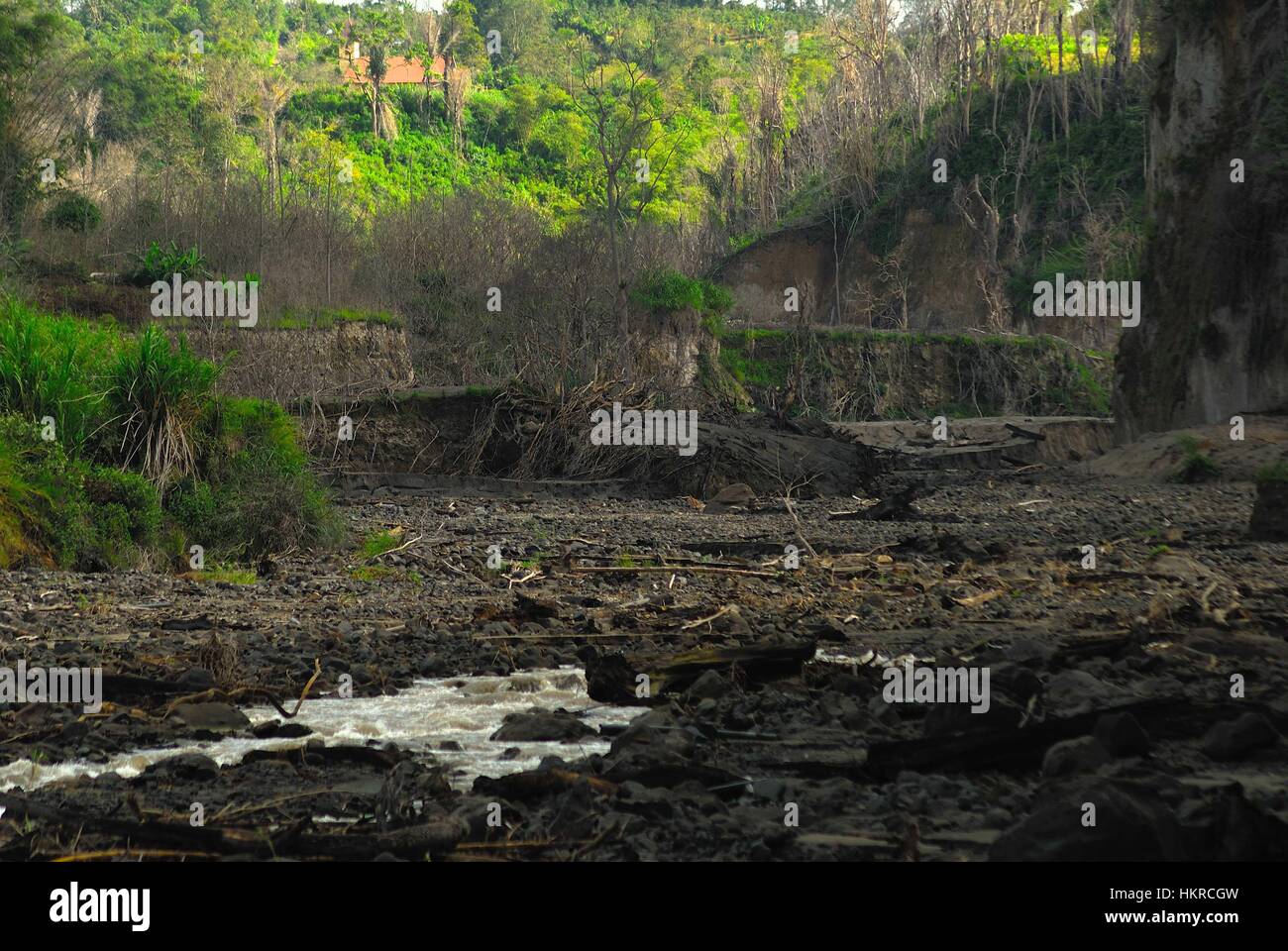 L'Indonésie. 27 Jan, 2017. Les villages de la région entourant le mont Sinabung sont devenus complètement inhabitées et plus agréable à vivre après avoir été déclarée dans l'éruption rouge Red zone' au début de 2014. Depuis l'éruption du volcan en 2013, le sable et la roche a vomi de la montagne, ainsi que les inondations lave froide. Credit : Sabirin Manurung/Pacific Press/Alamy Live News Banque D'Images