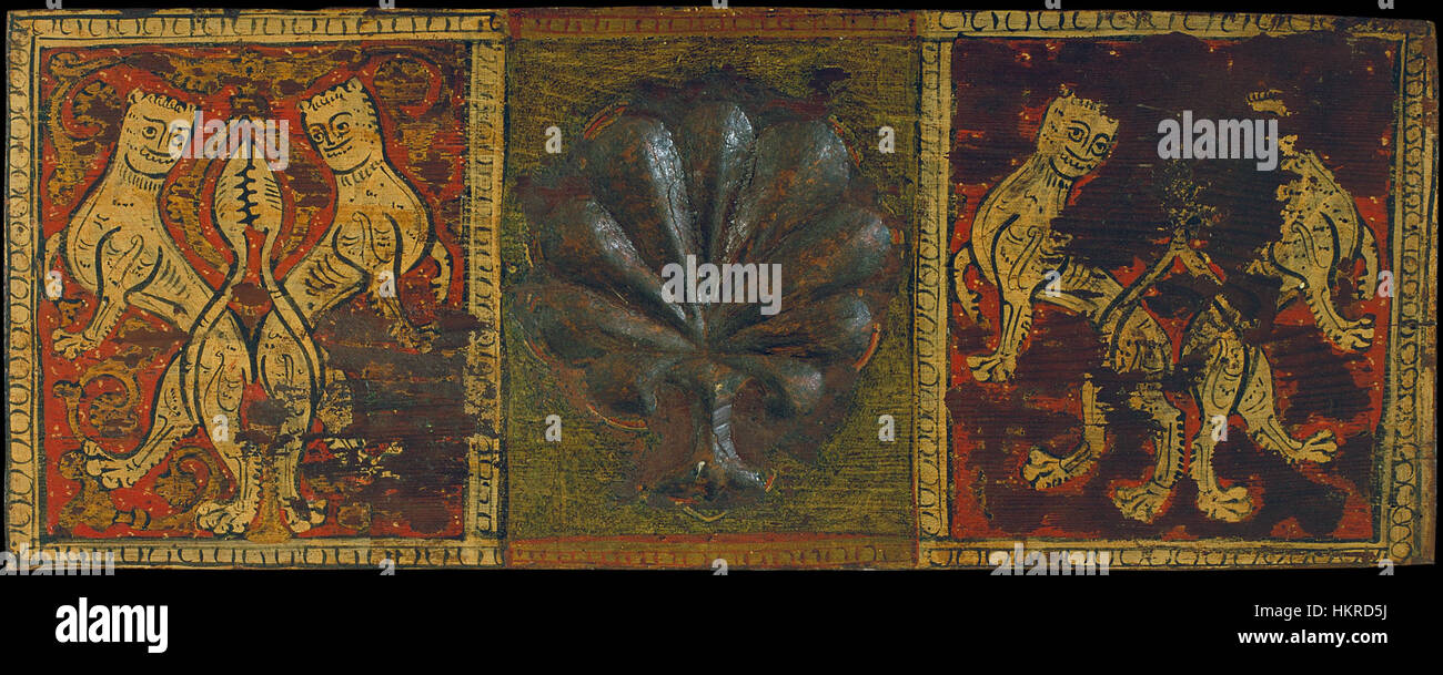 Ce panneau de plafond présente un design détaillé de feuilles de palmier entrecoupées d'animaux fantastiques, démontrant l'art complexe typique de l'architecture décorative. Les créatures fantastiques et les motifs naturels symbolisent le mélange de la nature avec le design imaginatif dans les styles artistiques historiques. Banque D'Images