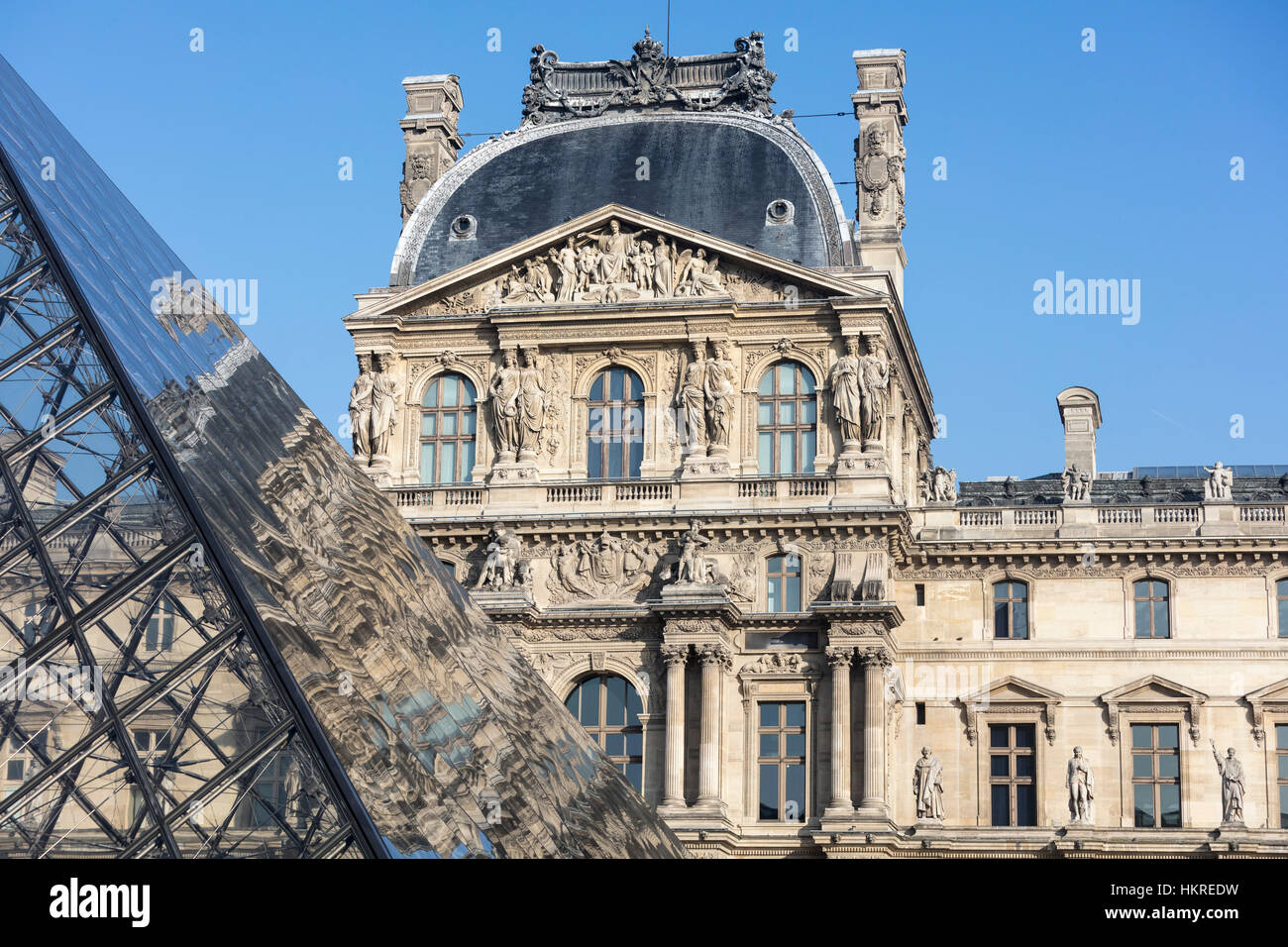 Palais du Louvre, le musée et la pyramide, Paris, France Banque D'Images