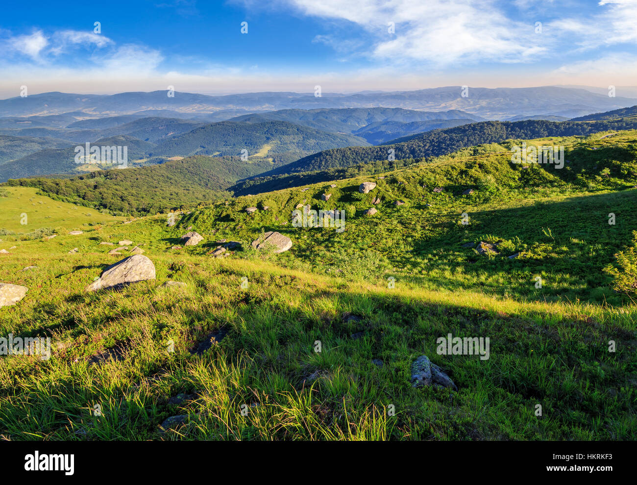 Roches sur la colline herbeuse de montagne dans l'heure d'été Banque D'Images