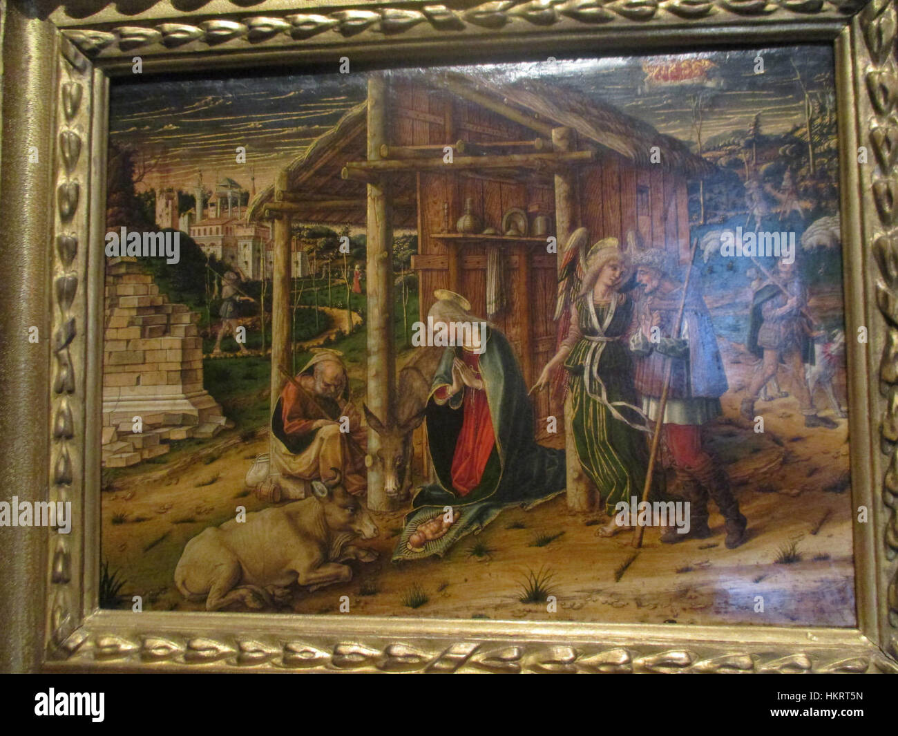 « Adoration des bergers » de Carlo Crivelli est une peinture de la Renaissance représentant la scène de la Nativité, avec un accent sur l'adoration des bergers. Il est caractérisé par des couleurs vives, des détails complexes et un symbolisme religieux. Banque D'Images