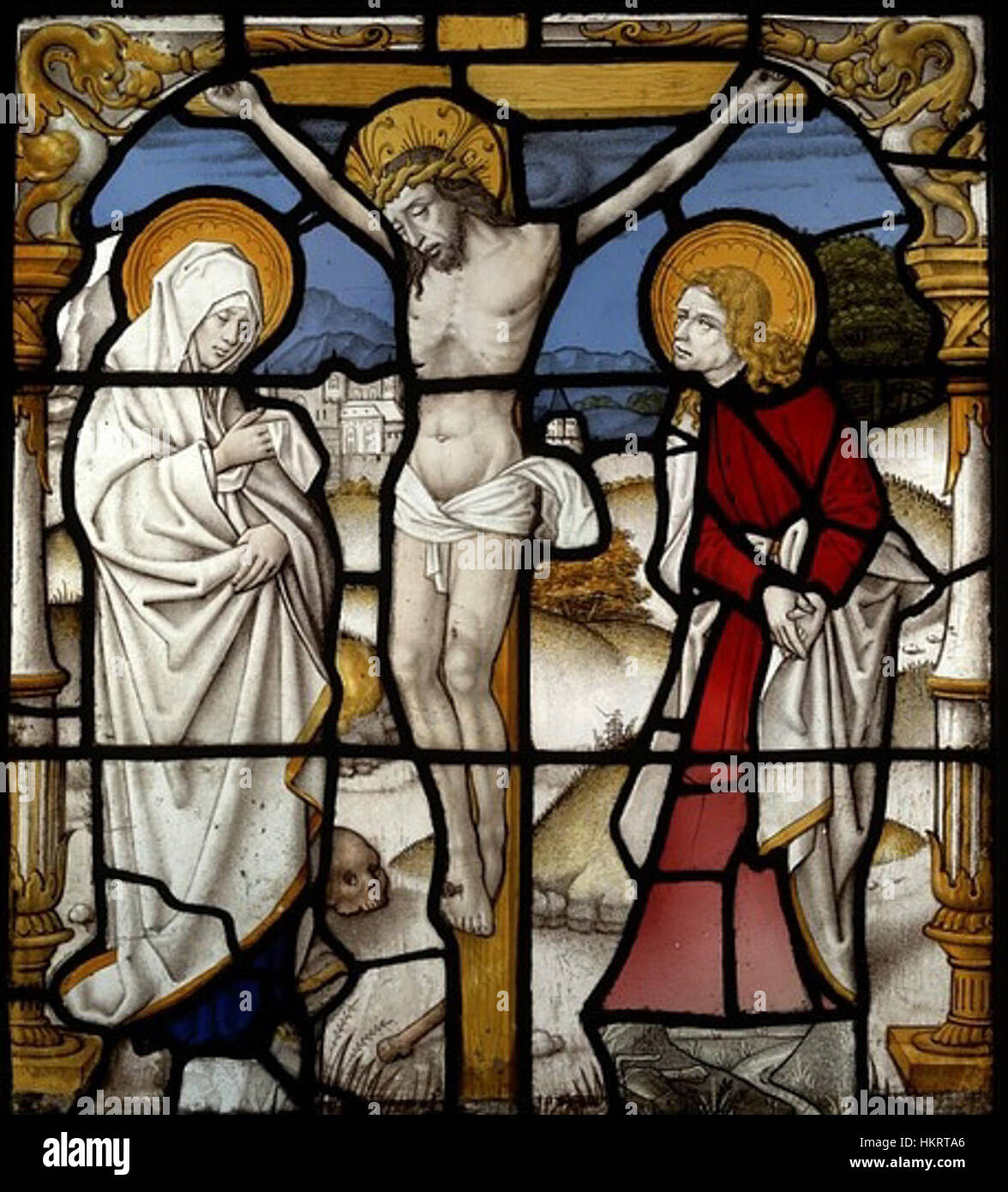 Ce vitrail, représentant la Crucifixion, est un exemple d'art religieux du moyen âge, conservé au Victoria and Albert Museum. Il met en valeur l'artisanat complexe et l'importance des thèmes chrétiens dans le médiéval compris Banque D'Images