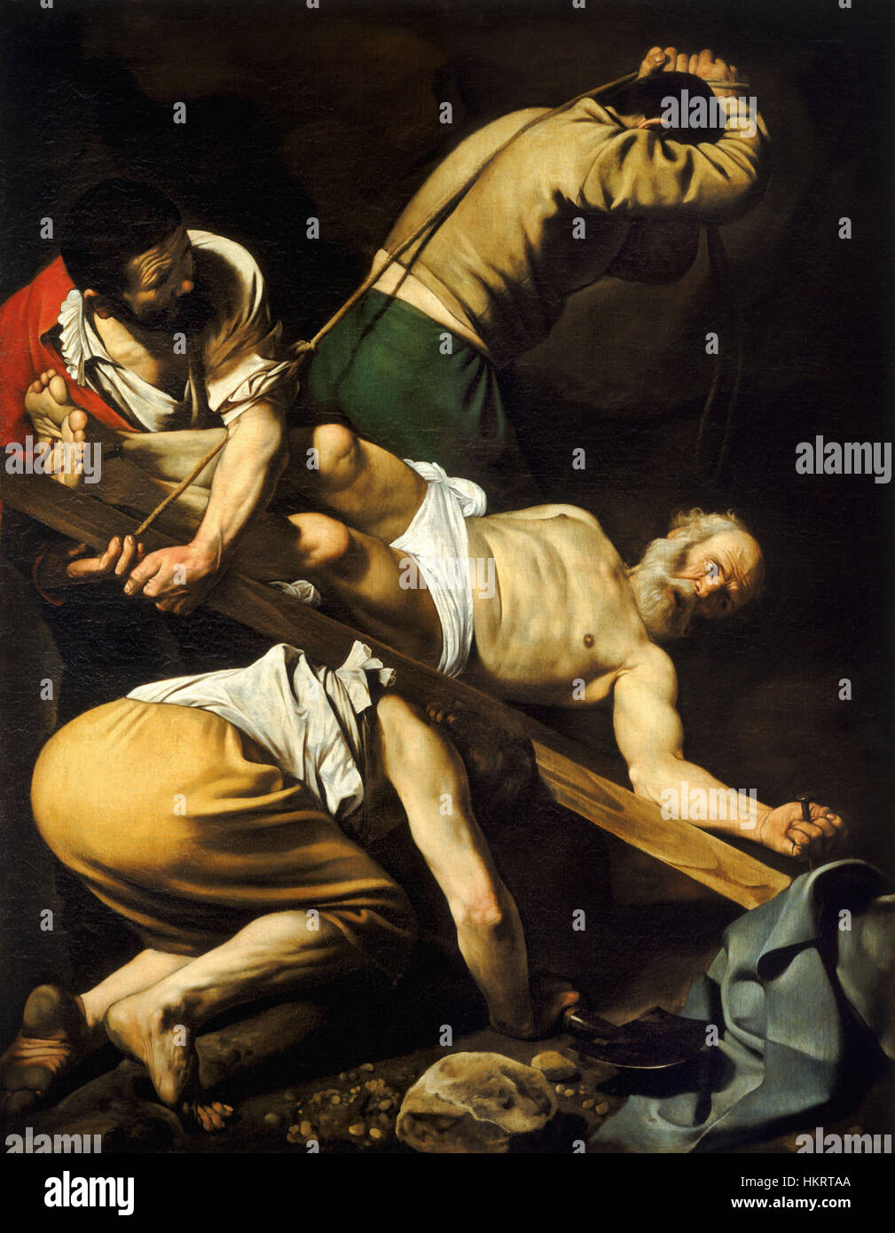 La « Crucifixion de Saint Pierre » du Caravage (c. 1600) est une puissante peinture baroque qui représente le martyre de Saint Pierre. L’œuvre est célébrée pour son utilisation dramatique de la lumière et de l’ombre, illustrant la maîtrise du Caravage dans la création d’une profondeur émotionnelle dans les sujets religieux. Banque D'Images