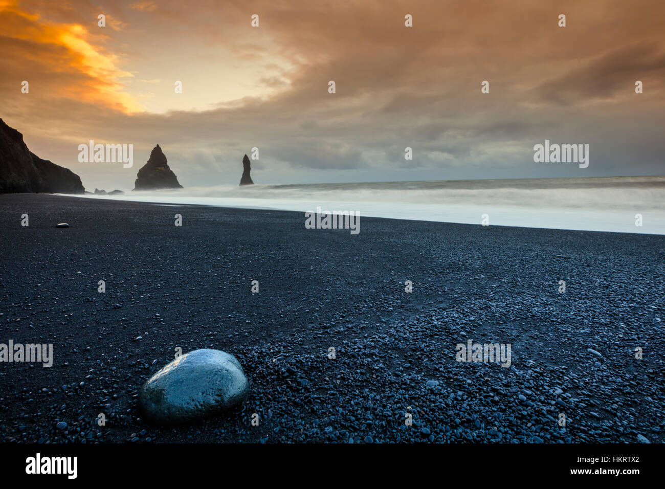 Plage volcanique noir Reynisfjara qui jouit dans la région de Vik, au Sud Est de l'Islande Banque D'Images