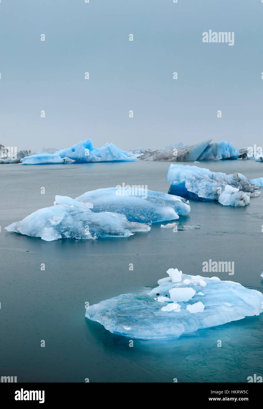 Le lac glaciaire jökulsárlón, Parc National de Vatnajokull dans le sud-est de l'Islande - icebergs et le glacier de Vatnajokull Banque D'Images