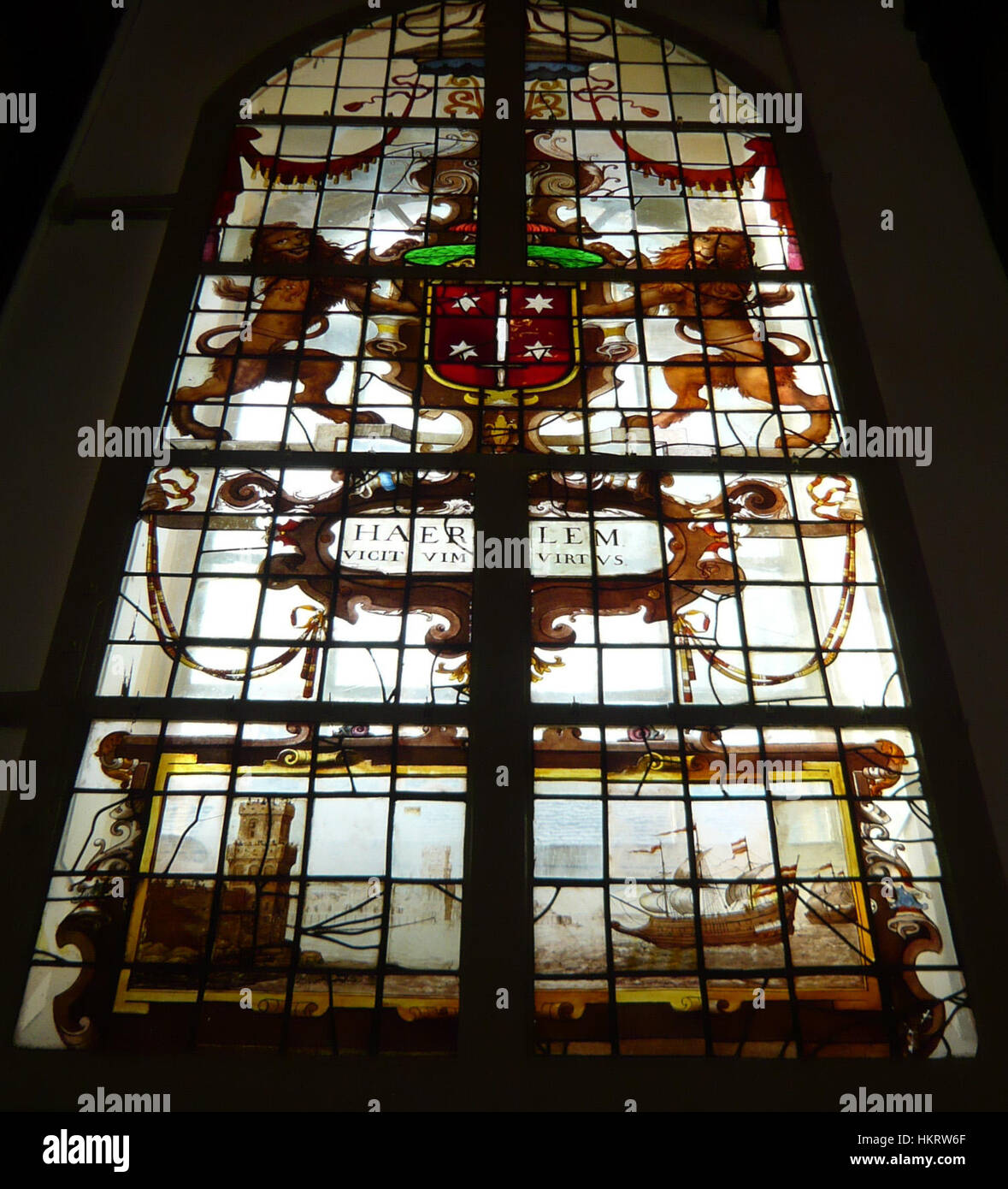 Le 'Damiaatjes Glas-in-lood' est une œuvre d'art en vitrail, mettant en évidence un design complexe et des thèmes religieux ou symboliques. Ce type d'art est connu pour son utilisation de la lumière, de la couleur et de la signification spirituelle. Banque D'Images