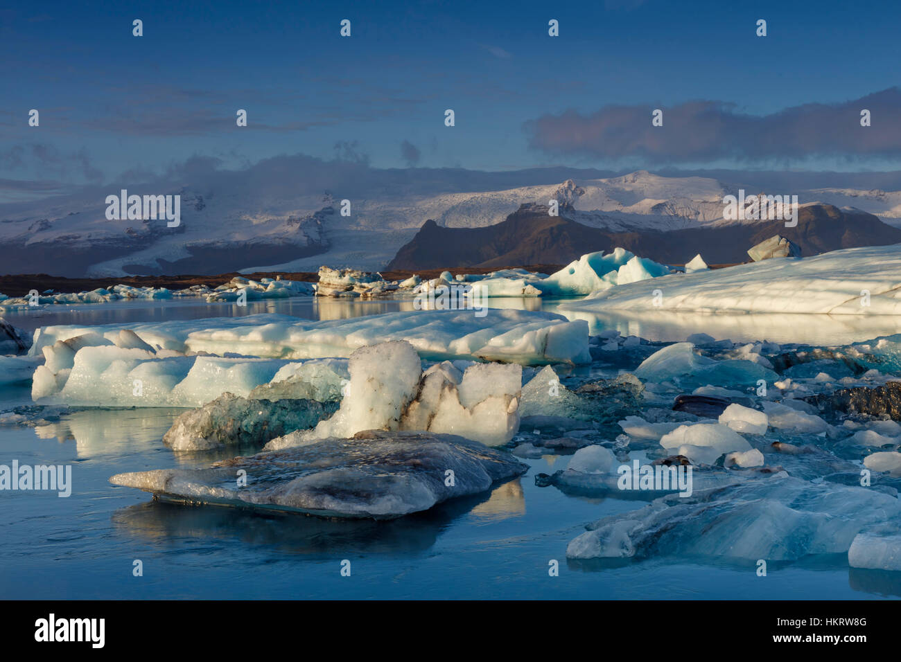 Le lac glaciaire jökulsárlón, Parc National de Vatnajokull dans le sud-est de l'Islande - icebergs et le glacier de Vatnajokull Banque D'Images