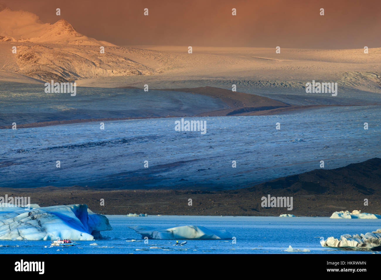 Le lac glaciaire jökulsárlón, Parc National de Vatnajokull dans le sud-est de l'Islande - icebergs et le glacier de Vatnajokull Banque D'Images