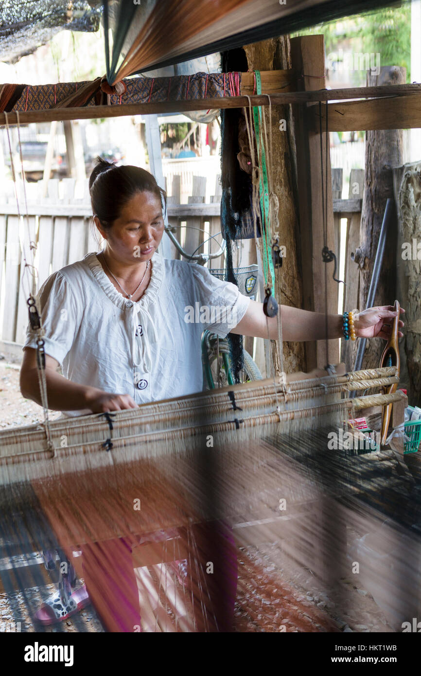 Tai Lire femme autochtone à l'aide d'un métier à tisser traditionnel, dans le Nord de la Thaïlande Banque D'Images