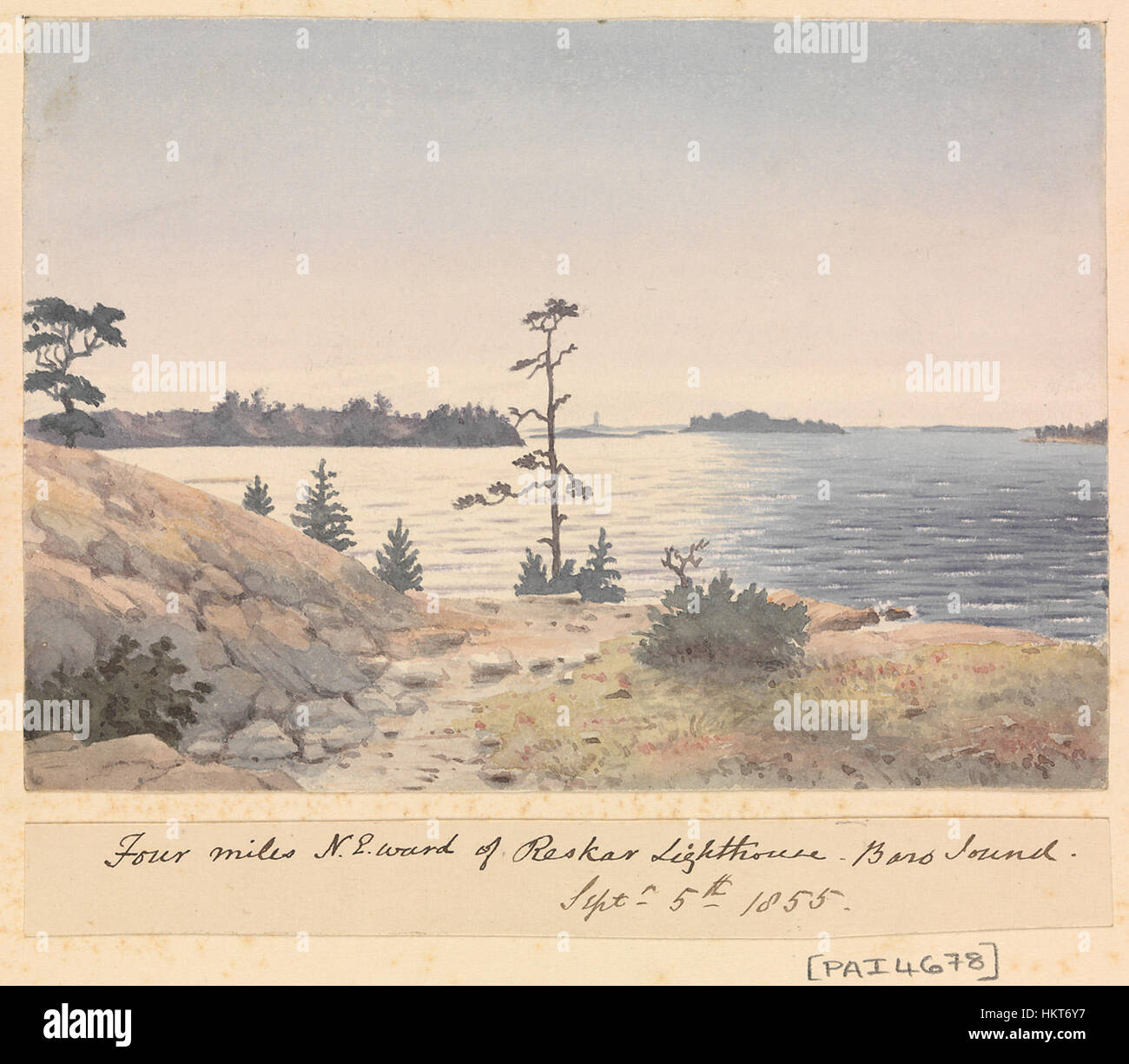 La peinture de vue côtière d’Edward Gennys Fanshawe capture le paysage serein à quatre kilomètres au nord-est du phare de Reskar, situé à Baro Sound, en Finlande. L'œuvre dépeint la beauté naturelle de la côte finlandaise au début du XIXe siècle. Banque D'Images