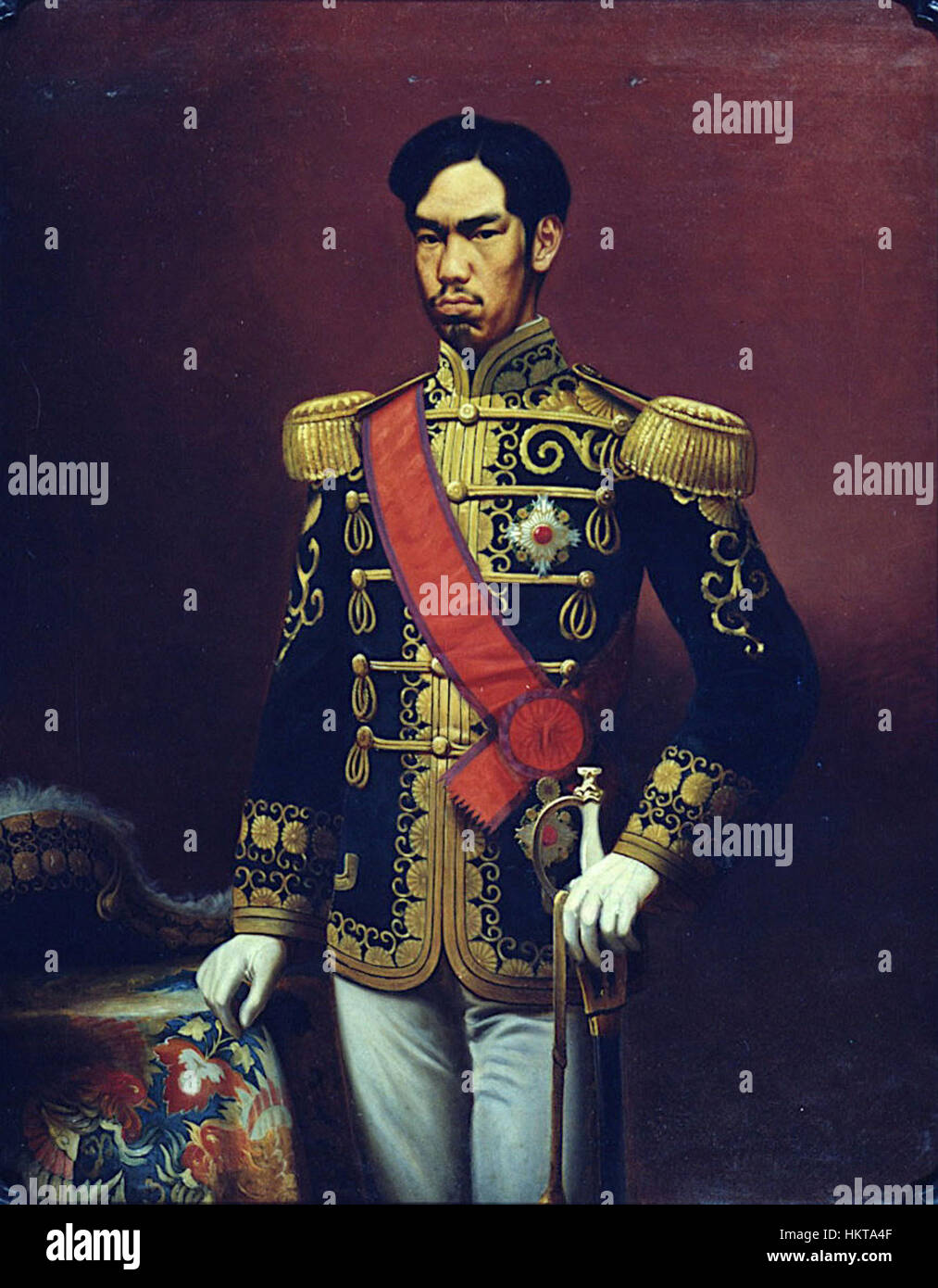 Le portrait de l'empereur Meiji, peint par Takahashi Yuichi, représente le 122e empereur japonais qui a dirigé le pays pendant la restauration de Meiji, une période de modernisation et d'industrialisation rapides. Le portrait reflète sa présence digne et son leadership. Banque D'Images