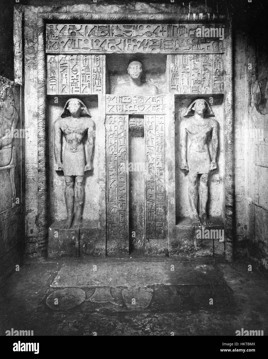 Cette stèle funéraire, connue sous le nom de 'Estela de falsa puerta de Neferseshemptah', est un monument de l'Egypte ancienne. Il présente des inscriptions et des images liées à l'au-delà, servant de porte symbolique pour le défunt. Banque D'Images