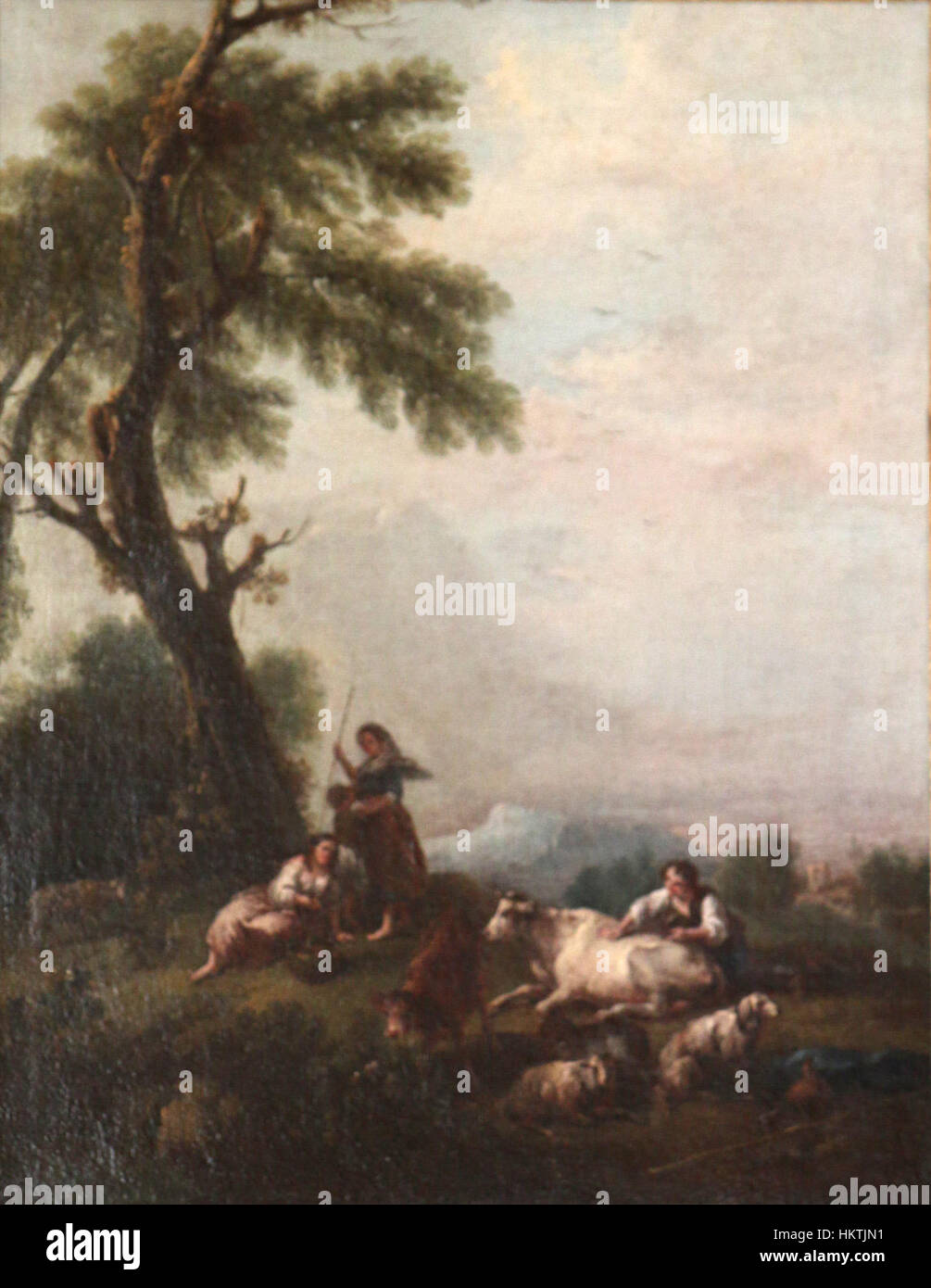 Paysans et troupeaux de Francesco Zuccarelli représente un paysage rural serein mettant en scène des paysans et leurs troupeaux. La peinture capture la nature tranquille de la vie rurale, mêlant figures et animaux dans un cadre pastoral harmonieux. Banque D'Images