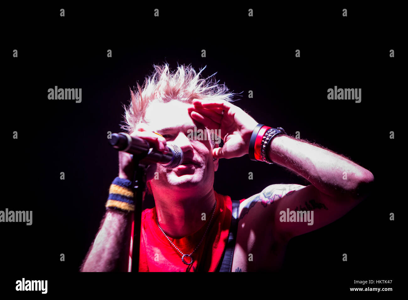 Milan, Italie. 29 janvier, 2017. Deryck Whibley du groupe de punk rock canadien Sum 41 représenté sur scène que le groupe fonctionne à Mediolanum Forum Assago, à Milan. Credit : Roberto Finizio/Pacific Press/Alamy Live News Banque D'Images