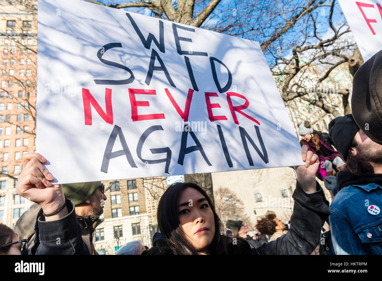 New York City, USA. 29 janvier, 2017. Mars & rallye : Nous allons mettre fin à l'interdiction des réfugiés musulmans &. Des milliers de New Yorkais se sont rassemblés à Battery Park pour une marche vers la Place de Foley pour protester contre l'interdiction de voyager du Trump Président contre sept nations musulmanes principalement. Credit : Stacy Walsh Rosenstock/Alamy Live News Banque D'Images