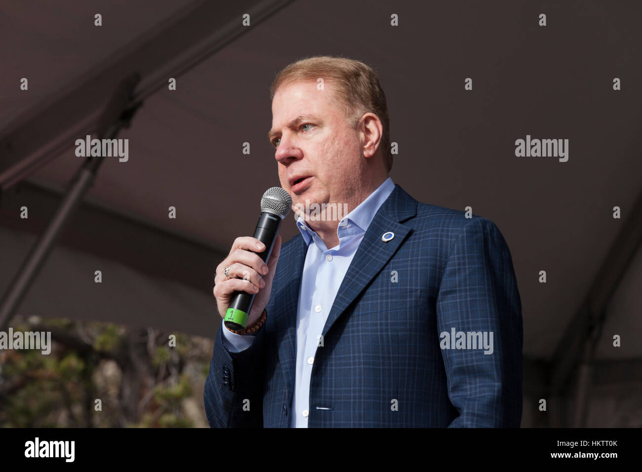 Seattle, USA. 29 janvier 2017. Le maire Ed Murray s'affiche avec son mari Michael Shiosaki à la célébration du Nouvel An lunaire 2017 Chinatown-International dans le district. Le maire a fait une déclaration saluant Seattle pour sa diversité et l'inclusivité et vivement critiqué l'administration actuelle de la récente ordonnance de non-réfugiés et les ressortissants de certains pays à majorité musulmane. Crédit : Paul Gordon/Alamy Live News Banque D'Images