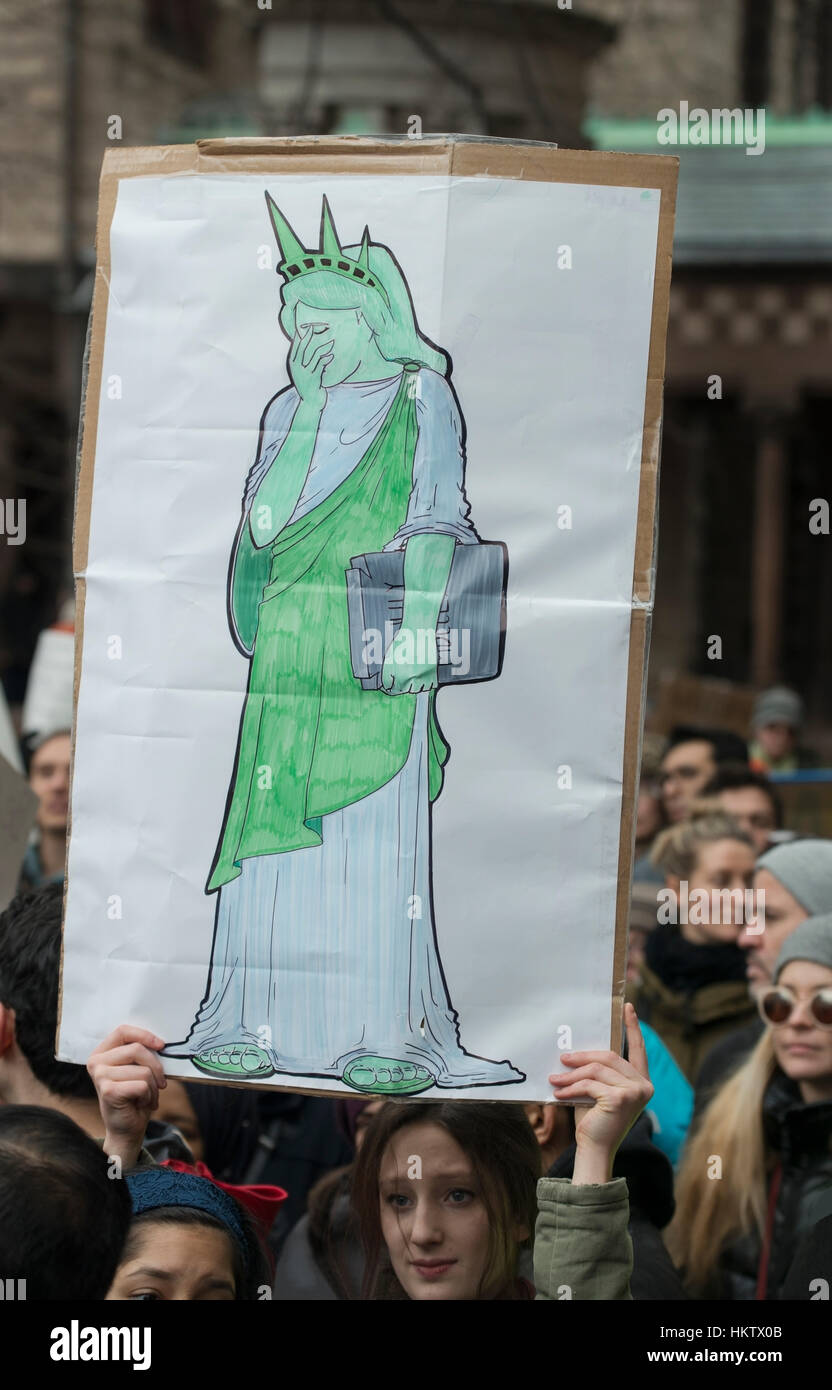 Boston, Massachusetts, USA. 29 janvier, 2017. Plus de 20 000 manifestants ont rempli Copley Square dans le centre de Boston pour protester contre le Président Donald Trump, à l'arrêt de l'immigration en provenance de l'Iran, l'Iraq, le Yémen, la Somalie, le Soudan, la Libye et la Syrie aux États-Unis. Les Relations américano-islamiques, l'ACMR. Photo montre une femme de Copley Square tenant une illustration d'une statue de la liberté Crédit : Chuck Nacke/Alamy Live News Banque D'Images