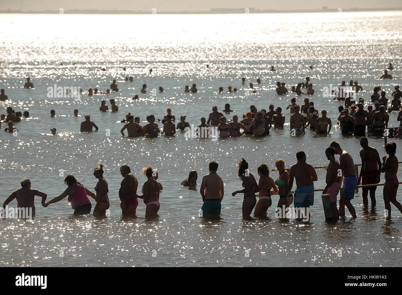 Buenos Aires, Argentine. 29 janvier, 2017. Les gens se baignent dans le lac Epecuen, connu pour les propriétés curatives de son eau salée, à Buenos Aires, en Argentine, le 29 janvier 2017. Selon la presse locale, près de 2 000 personnes ont pris part à cette activité pour essayer de battre un record Guinness. Credit : Alejandro Moritz/TELAM/Xinhua/Alamy Live News Banque D'Images