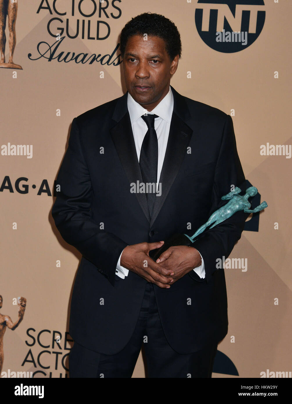 Los Angeles, USA. 29 janvier, 2017. Denzel Washington 0270 arrivant à la 23e remise des Prix 2017 acteurs de cinéma au Sanctuaire Amphitheatre de Los Angeles. Le 29 janvier 2017. Credit : Gamma-USA/Alamy Live News Banque D'Images
