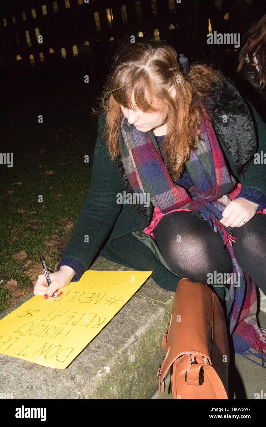 Londres, Royaume-Uni. Jan 30, 2017. Des centaines de protestation devant les portes de Downing Street contre une invitation de Sa Majesté la Reine auprès du président américain Donald Trump pour une visite d'État, une date pour qui n'a pas encore été défini. Les protestations viennent à la suite du décret d'atout pour l'interdiction temporaire sur les Musulmans et les réfugiés de sept pays d'entrer aux États-Unis. Une pétition contre la visite a débuté à la suite de l'interdiction a recueilli plus d'un million de signatures. Crédit : Paul Davey/Alamy Live News Banque D'Images